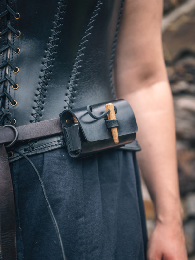 Trollfelsen Mittelalter Tranktasche 3er Holzverschluss Schwarz geschlossen 2